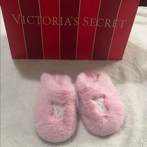 SOLD! NWT Victoria's Secret Soft faux Pink Slippers size M